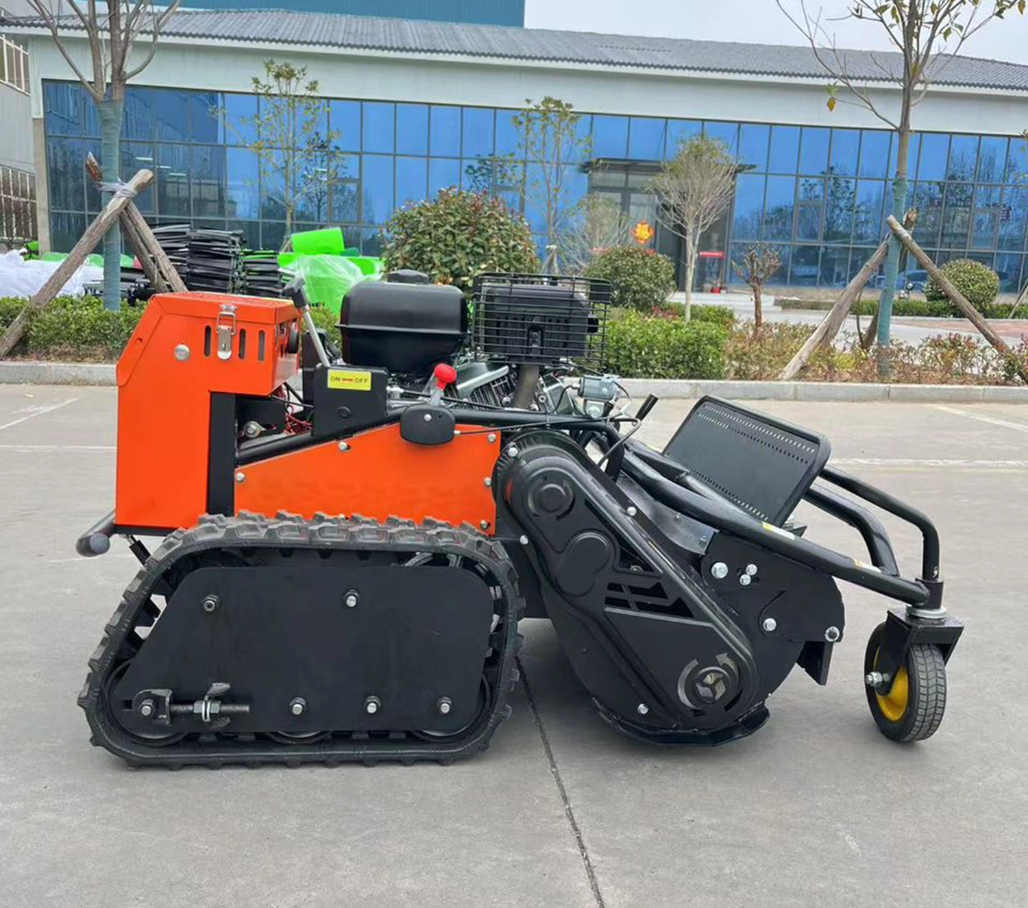 Broyeur radiocommandé sur chenilles professionnel Zentrax BRM en extérieur