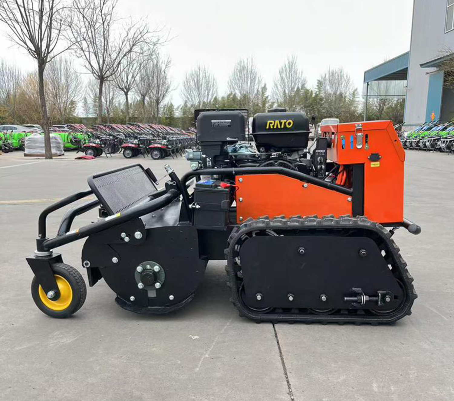 Broyeur de végétation radiocommandé vue latérale