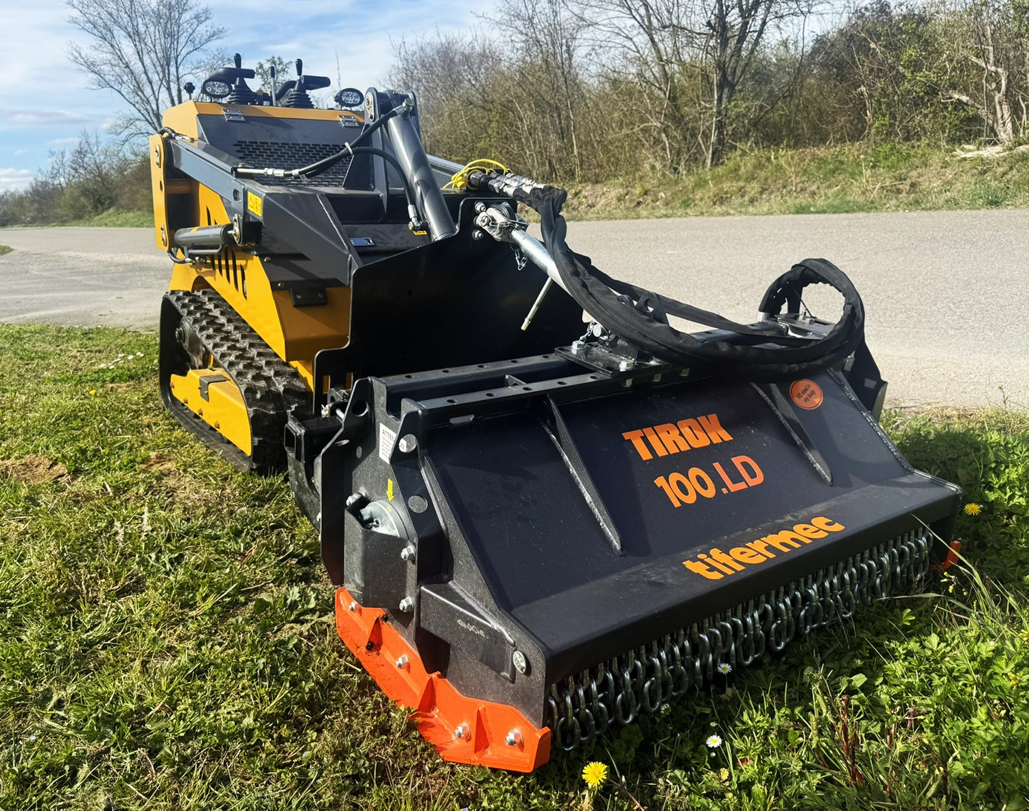Chargeur sur chenilles professionnelle Zentrax 800 équipée d’un broyeur forestier