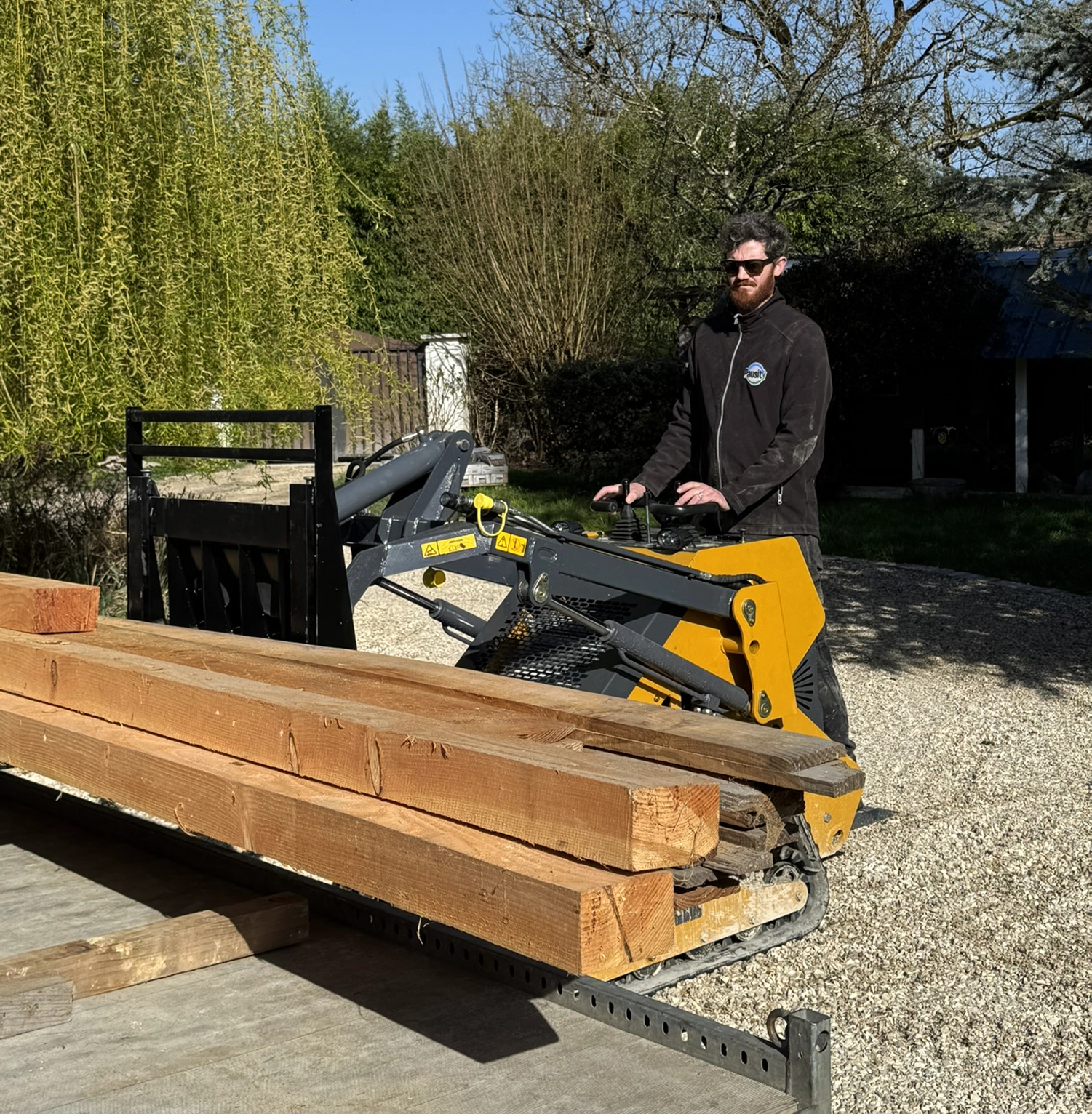 Chargeur sur chenilles professionnelle Zentrax 800 transportant des poutres en bois