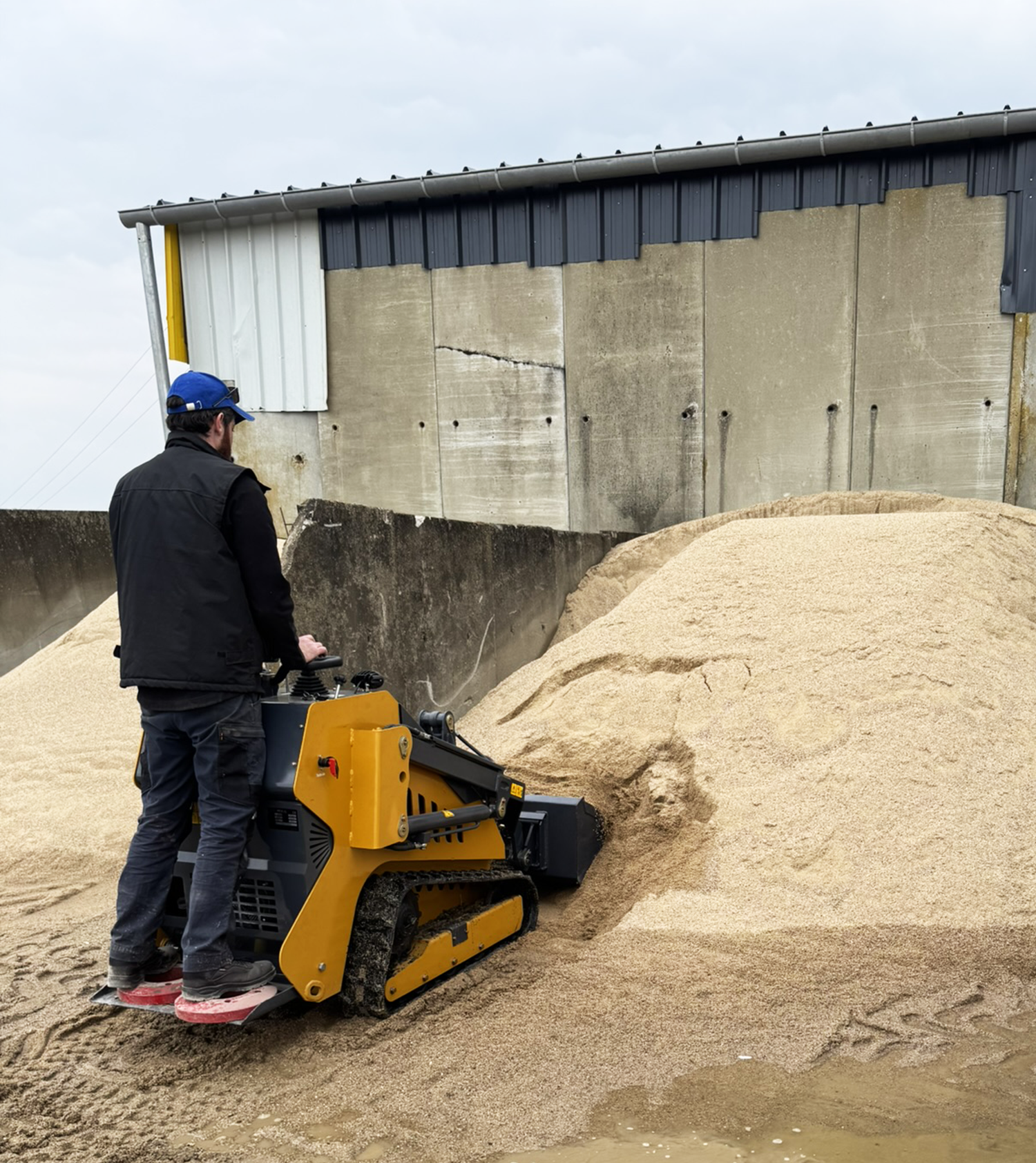 Chargeuse sur chenilles avec godet de chargement