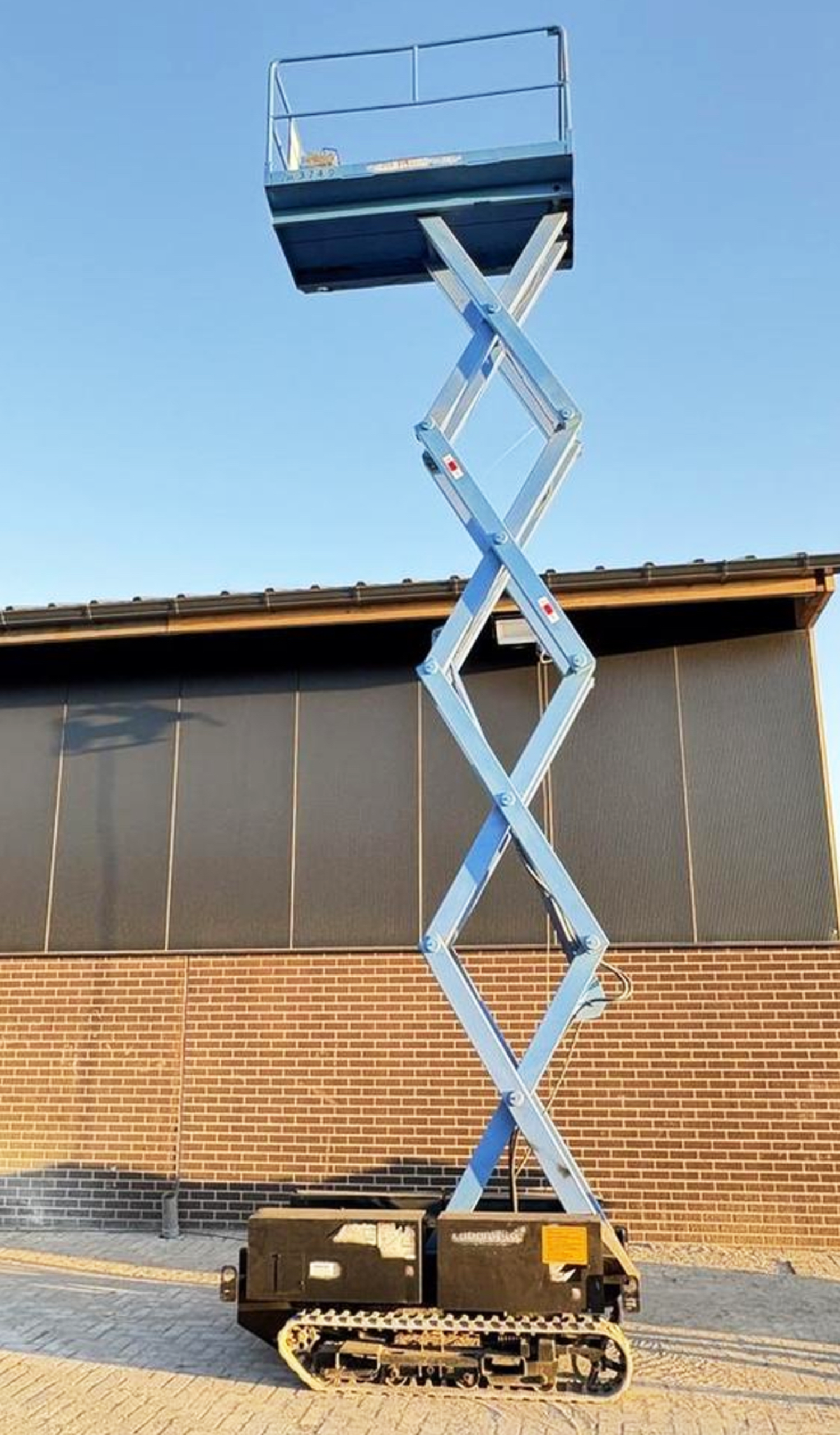 Nacelle élévatrice sur chenilles en position élevée