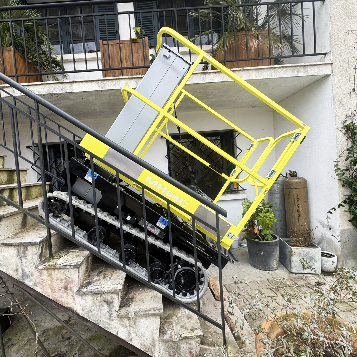 Nacelle sur chenilles Microlev 400- vue de profil en situation dans les escaliers